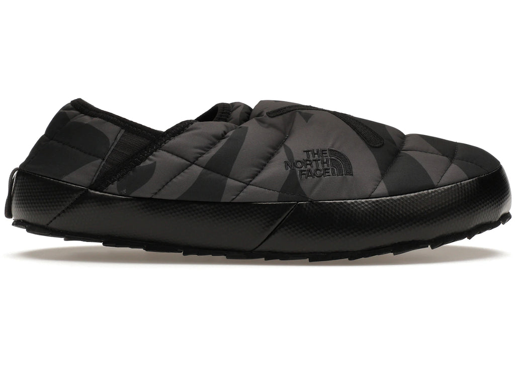The North Face ThermoBall Traction Mule VP KAWS Schwarzer Druck