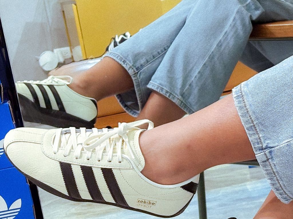 adidas Tokyo Off White Core Schwarz Gold Metallic