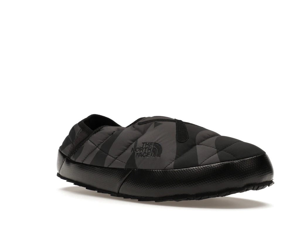 The North Face ThermoBall Traction Mule VP KAWS Schwarzer Druck