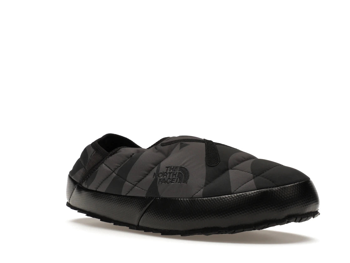 The North Face ThermoBall Traction Mule VP KAWS Schwarzer Druck