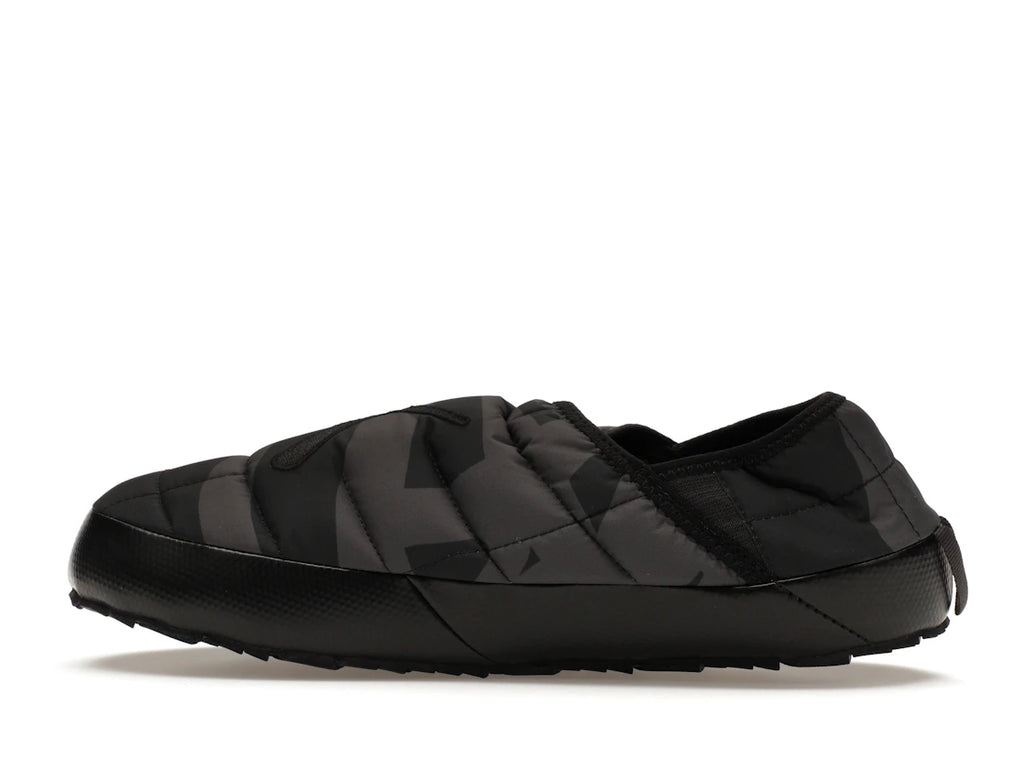 The North Face ThermoBall Traction Mule VP KAWS Schwarzer Druck