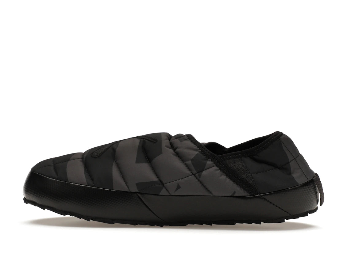 The North Face ThermoBall Traction Mule VP KAWS Schwarzer Druck